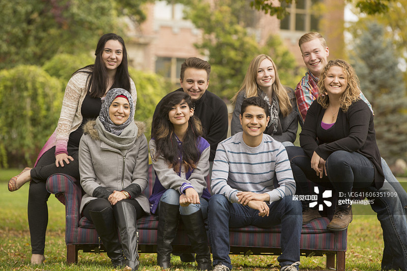 校园里微笑的大学生图片素材