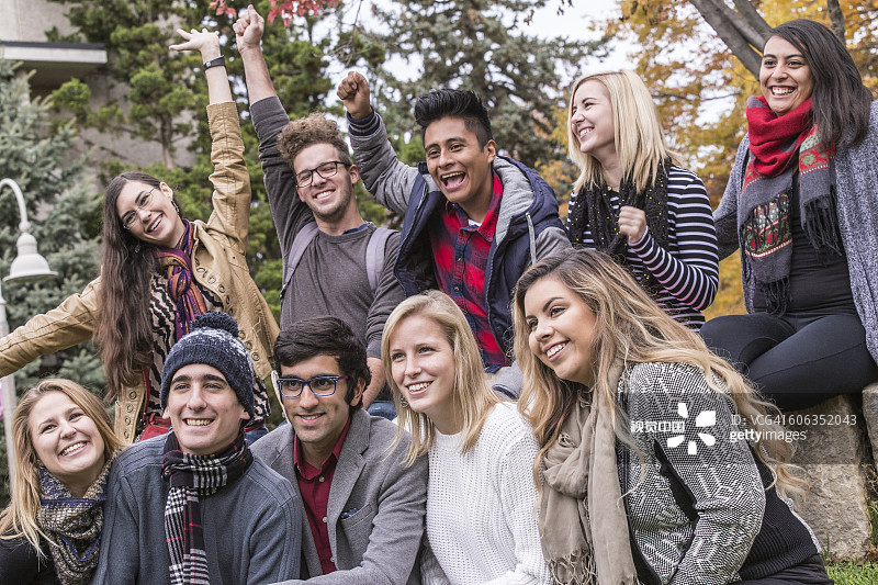 在校园里欢呼的大学生图片素材