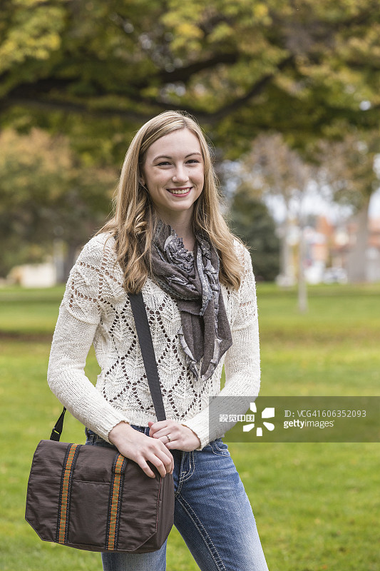 在校园里微笑的白人大学生图片素材