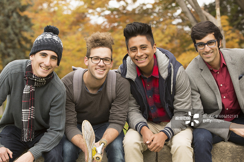 校园里微笑的大学生图片素材