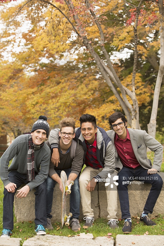 校园里微笑的大学生图片素材