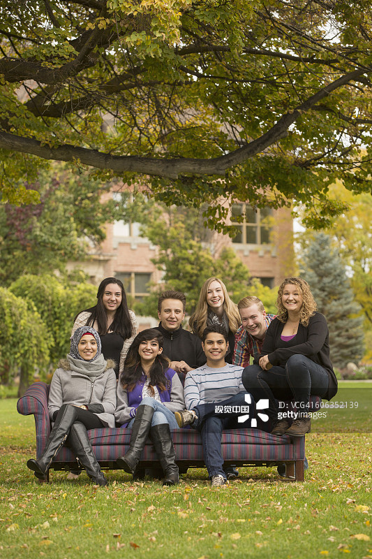 校园里微笑的大学生图片素材