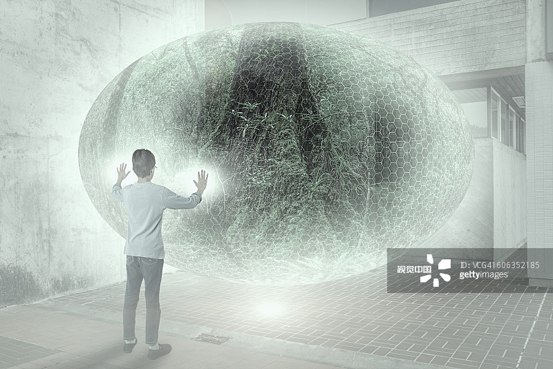 混血男孩拿着发光球体图片素材