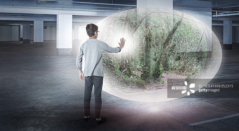 在停车场带着森林地球仪的混血儿图片素材