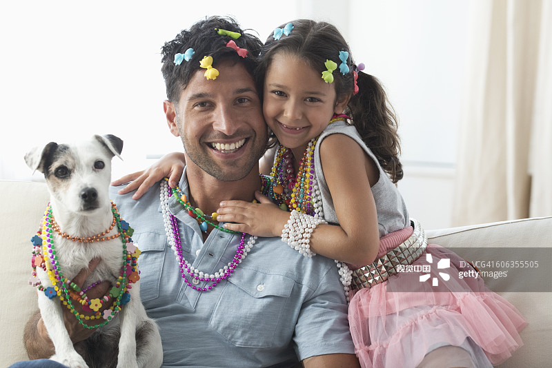 白人父亲和女儿与狗玩装扮游戏图片素材