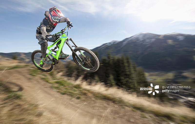 山地自行车手在奥地利萨尔茨堡滨湖采尔萨尔巴赫- Hinterglemm跳跃图片素材
