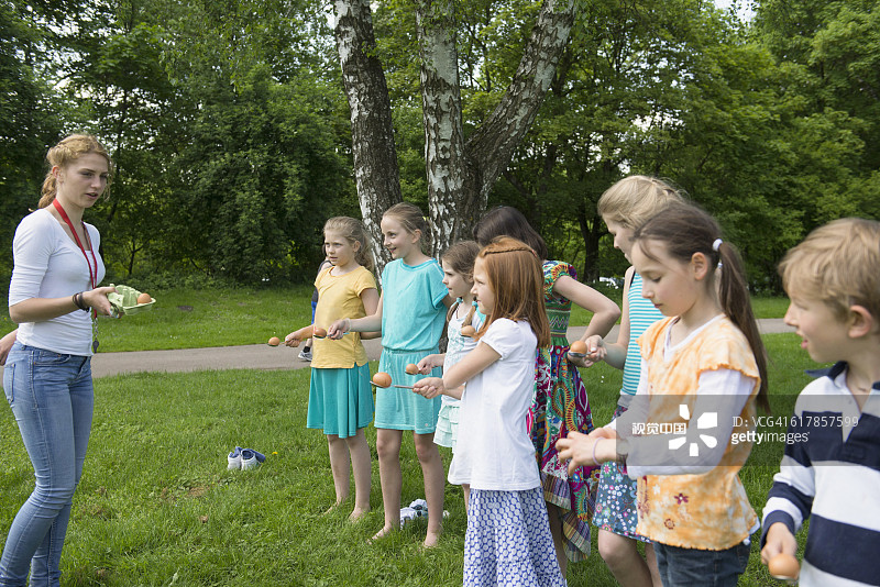 在德国巴伐利亚慕尼黑指导儿童开始游戏的女人图片素材