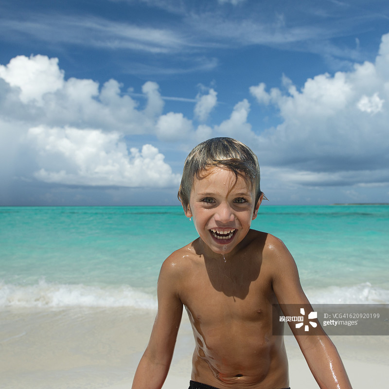西班牙裔男孩在沙滩上玩耍图片素材