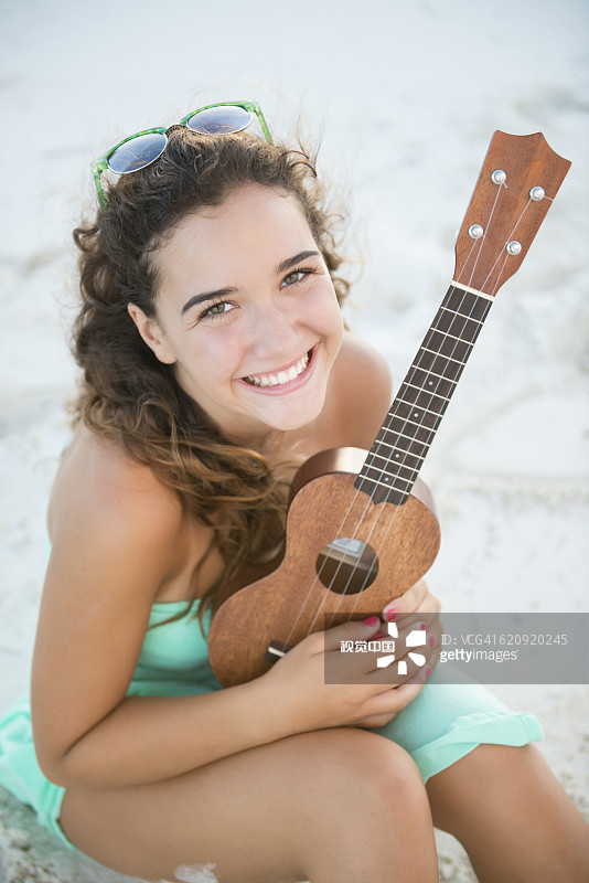 西班牙裔少女抱着尤克里里琴图片素材