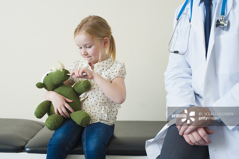 在医生办公室里玩填充玩具的白人患者图片素材