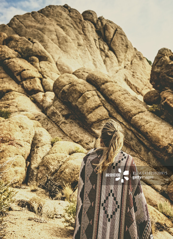 欣赏岩石构造的西班牙裔女人图片素材