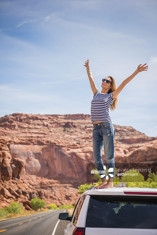 站在车顶的西班牙裔女人图片素材