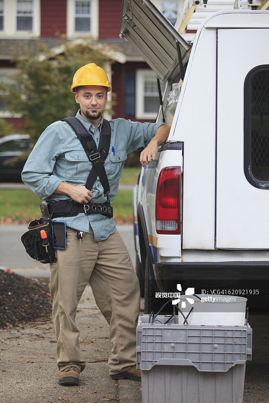 对卡车微笑的白人职员图片素材