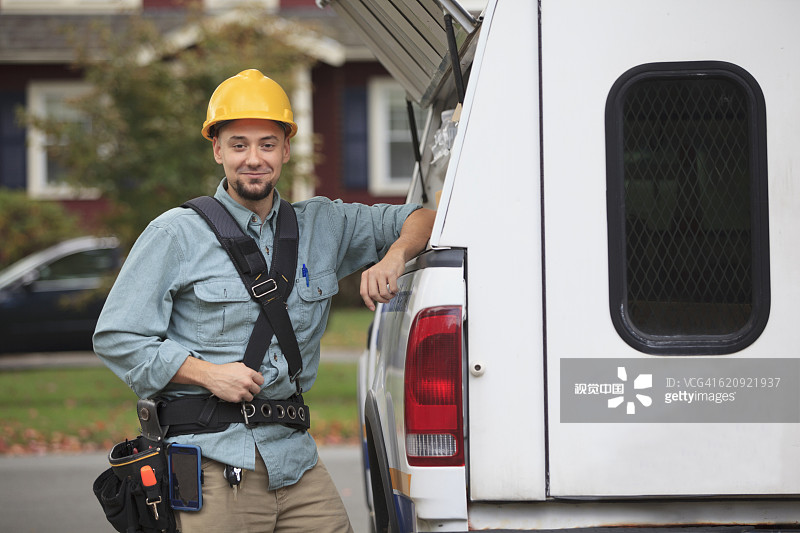 对卡车微笑的白人职员图片素材