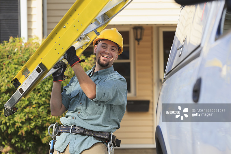 携带梯子的白人工人图片素材