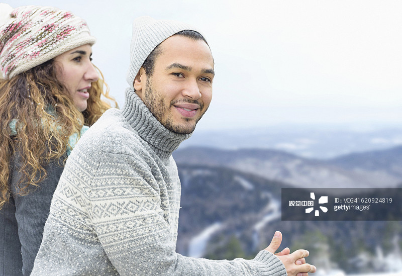 情侣欣赏风景图片素材