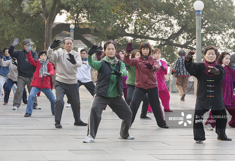 老年人在公园里锻炼图片素材