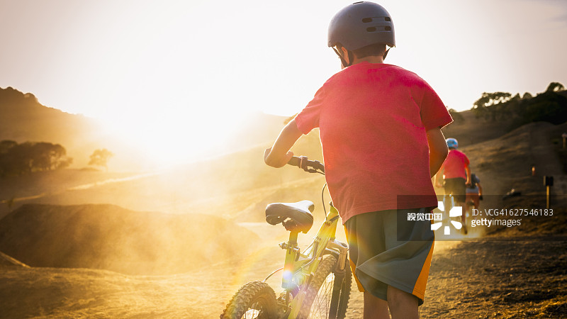 在赛道上骑越野摩托车的混血男孩图片素材