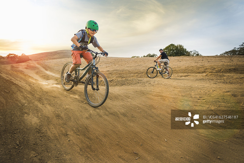 在赛道上骑越野摩托车的男孩图片素材