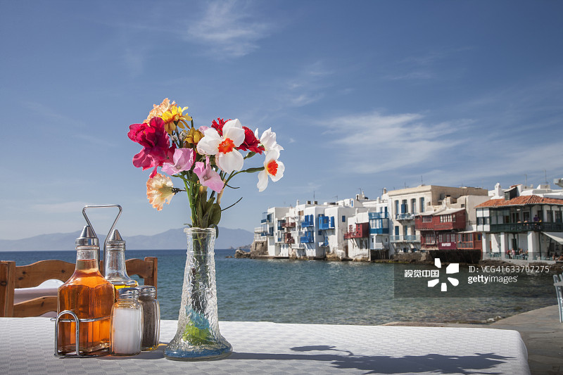 海滨咖啡桌上放着调味料和鲜花图片素材