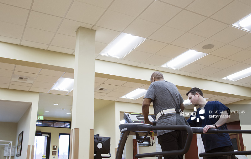 患者在医院进行物理治疗图片素材