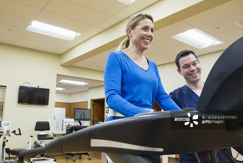 患者在医院进行物理治疗图片素材