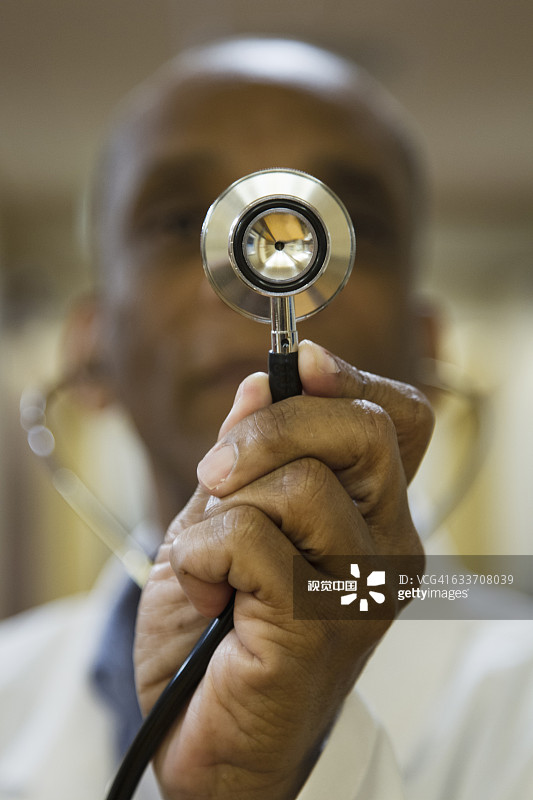 非裔美国医生拿着听诊器图片素材