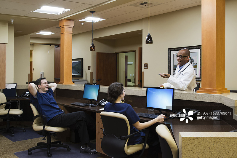 医生和护士在医院交谈图片素材