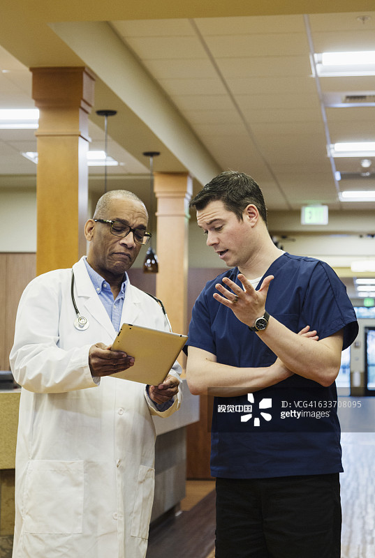 医生和护士在医院使用数位平板电脑图片素材