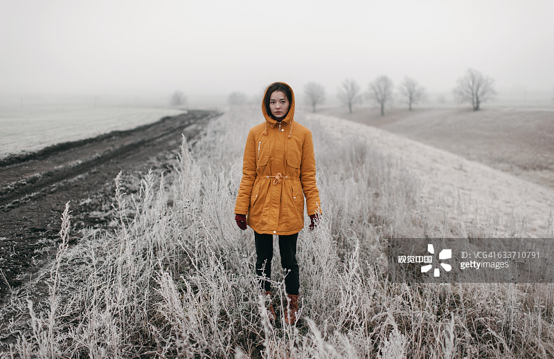 白人女子站在雪地里图片素材