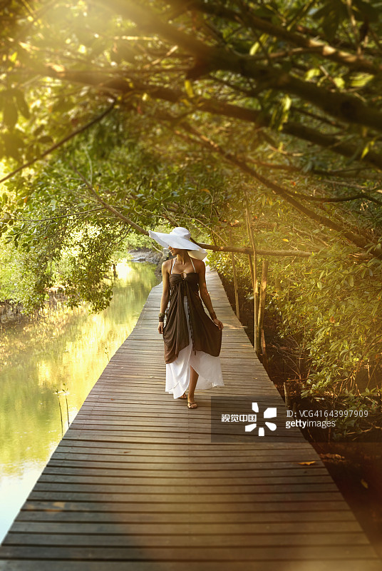 在河边木制码头上的太平洋岛屿妇女图片素材