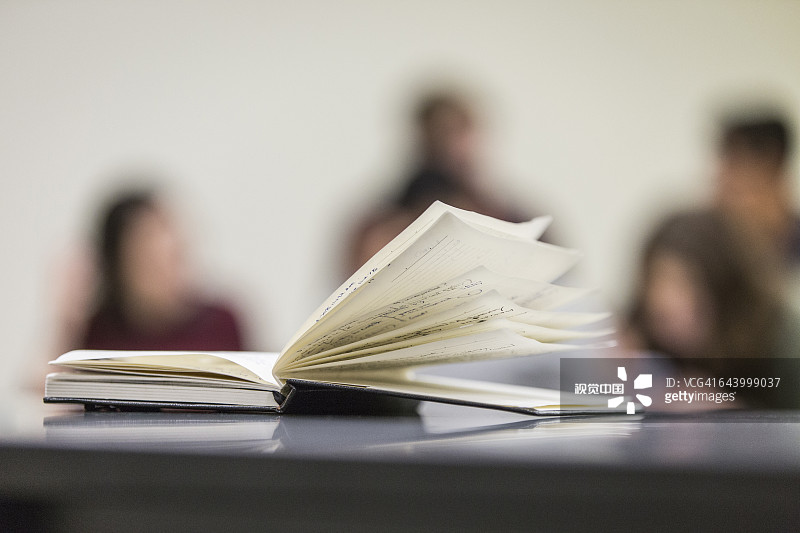 在教室的桌子上打开书图片素材