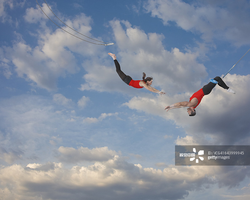 在空中跳跃的杂技演员图片素材
