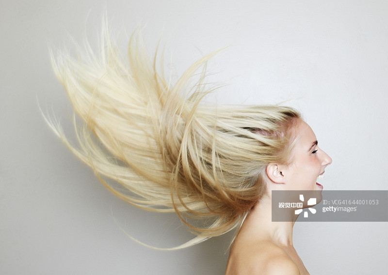 白人女性随风飘扬的金发图片素材