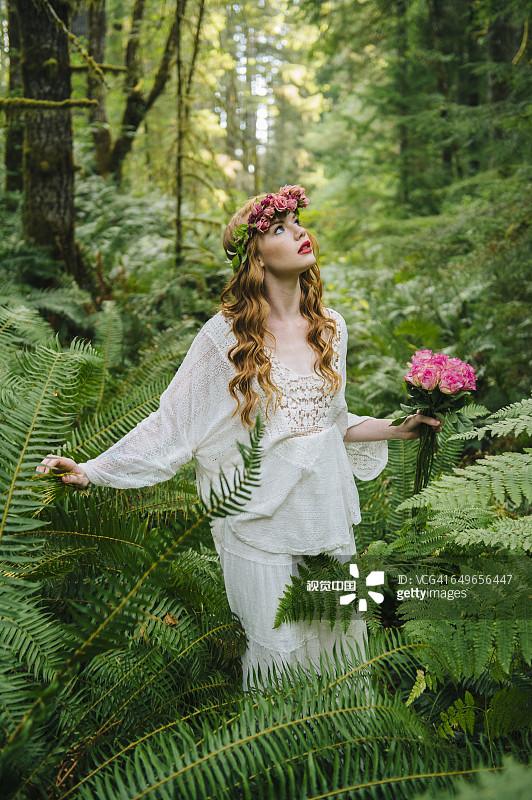 在森林里戴着花冠的白人妇女图片素材