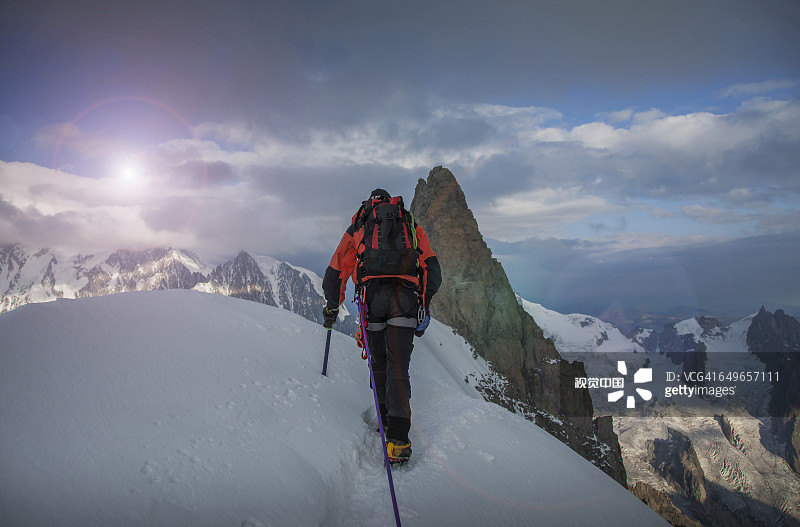 白人登山者欣赏偏远山顶的景色图片素材