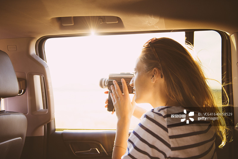 在车窗外录像的西班牙裔女子图片素材