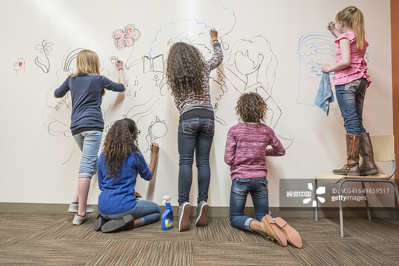 女孩们在白板上绘画图片素材