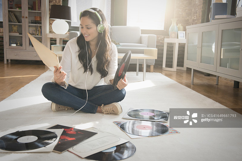 在客厅听唱片的西班牙裔女人图片素材