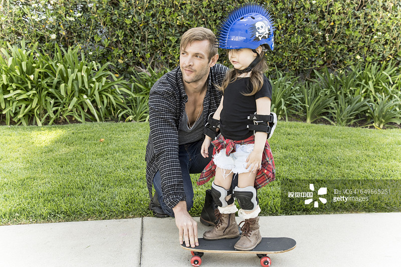 父亲教女儿玩滑板图片素材