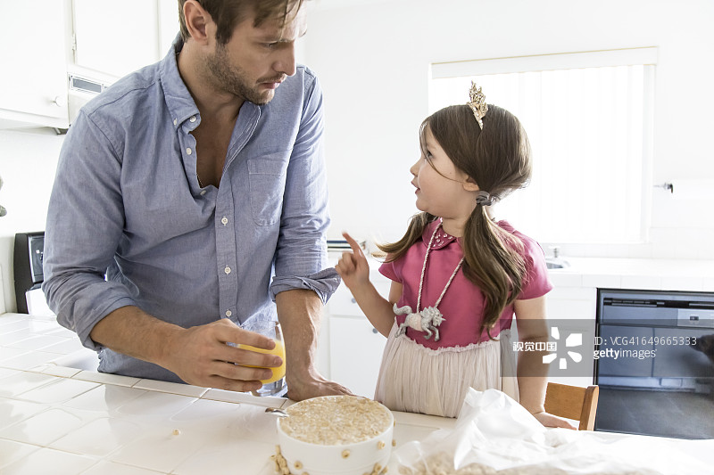 白人父亲和女儿在厨房里吃麦片图片素材