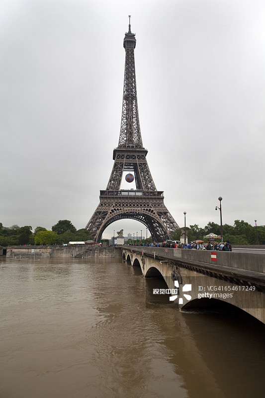巴黎水灾，埃菲尔铁塔，耶拿桥图片素材