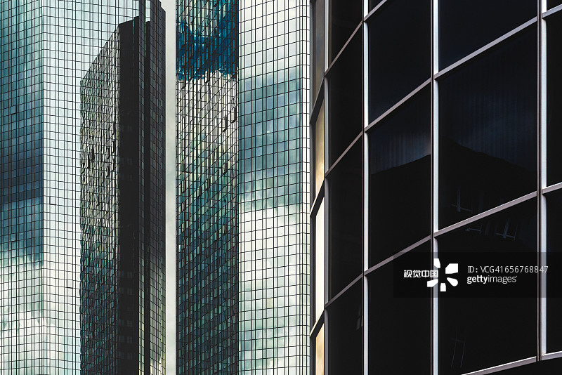 镜面办公楼窗户中的云朵倒影图片素材