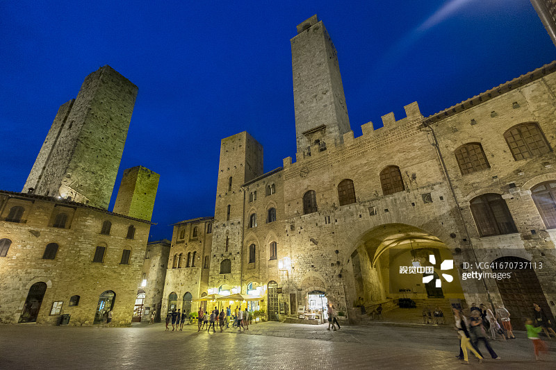 夜晚的圣吉米尼亚诺广场图片素材