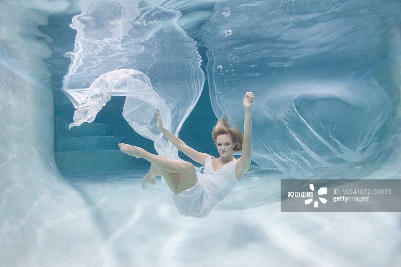 在泳池中摆姿势的白人妇女图片素材