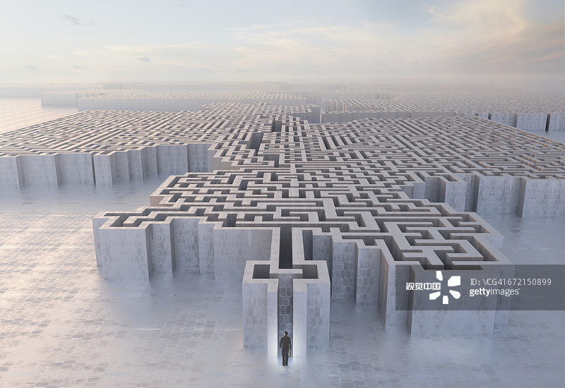 混血商人站在复杂迷宫的入口处图片素材