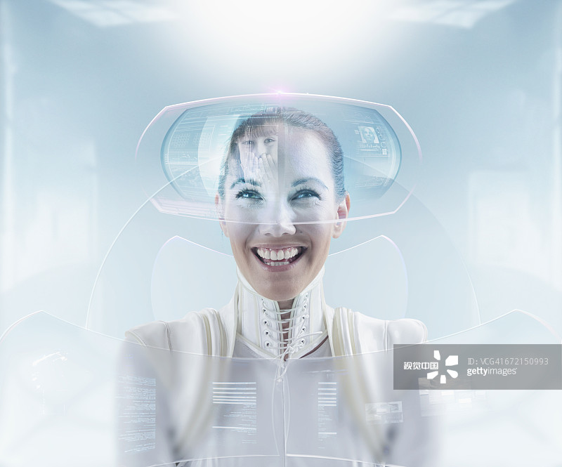 未来女性通过全息屏幕与女儿进行视频会议图片素材