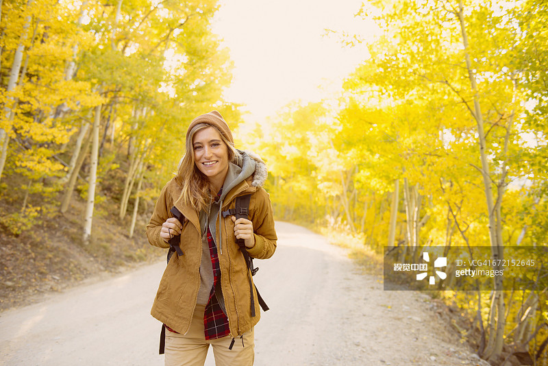 在徒步小路上背着背包的西班牙裔女人图片素材