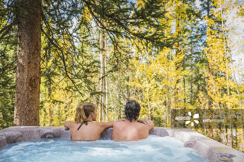 西班牙裔夫妇在热水浴缸里放松身心图片素材