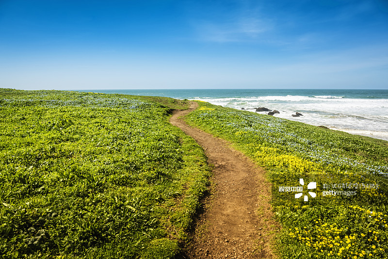 海边小山上的土路图片素材